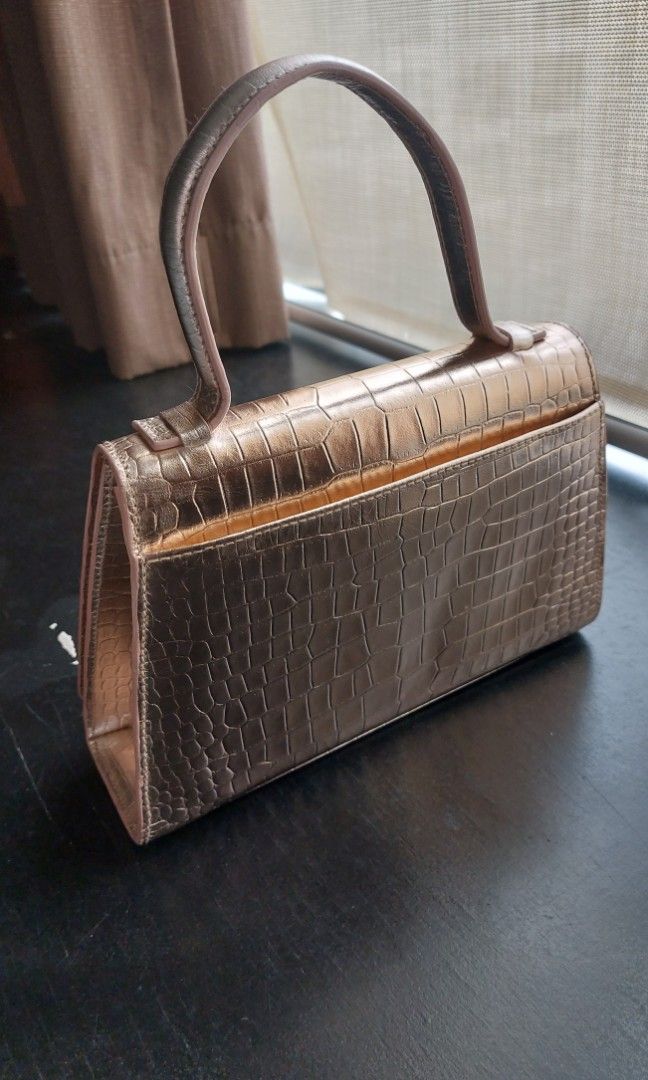 St. James Handbag w/ price tag (Category: Purses & Pouches) located in Manila. Submitted by acraftnine (Listing ID 1264669402, Image 2). Description: St. James Handbag Genuine Leather Purchased in Bangkok Thailand Mall RFS: Once lang nagamit. Gift lang sakin to nung January *2023. ORIGINAL PRICE: 6,990.00 baht or 11,500 php nung 1.65php pa yung palitan ng baht at php. Meet-up: Robinsons Manila MOP: Payment first (via GCash or bank transfer) befor