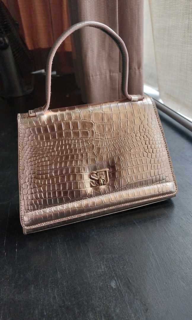 St. James Handbag w/ price tag (Category: Purses & Pouches) located in Manila. Submitted by acraftnine (Listing ID 1264669402, Image 1). Description: St. James Handbag Genuine Leather Purchased in Bangkok Thailand Mall RFS: Once lang nagamit. Gift lang sakin to nung January *2023. ORIGINAL PRICE: 6,990.00 baht or 11,500 php nung 1.65php pa yung palitan ng baht at php. Meet-up: Robinsons Manila MOP: Payment first (via GCash or bank transfer) befor