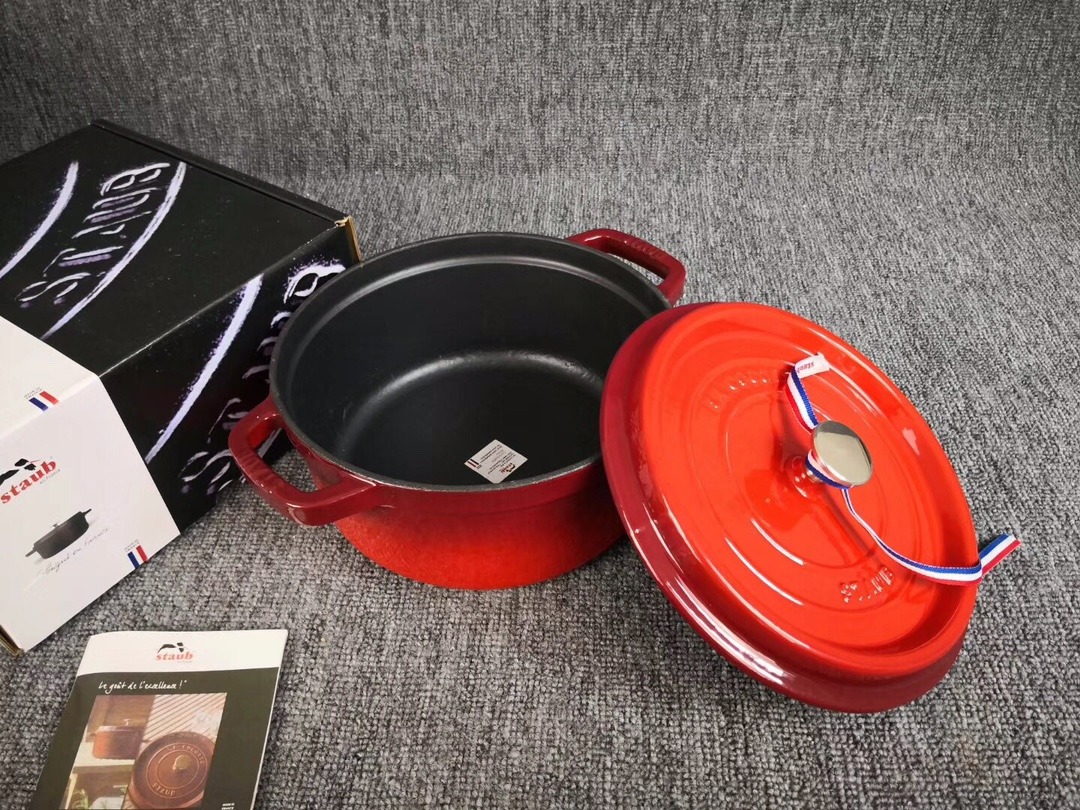 Staub Round Cocotte 3.8L 24cm鑄鐵鍋, 傢俬＆家居, 廚具和餐具, 炊具