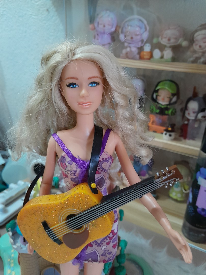 2010 TAYLOR SWIFT doll by Jakks Pacific Inc., Country Music Memorabilia