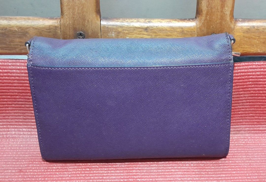 Tory Burch Sling Wallet (Category: Luxury Bags & Wallets) located in Cainta. Submitted by LTAvenue (Listing ID 1264665146, Image 2). Description: Original Tory Burch Please see pictures for flaws slightly sticky Hindi po sya pwede sa Maselan Price + SF.