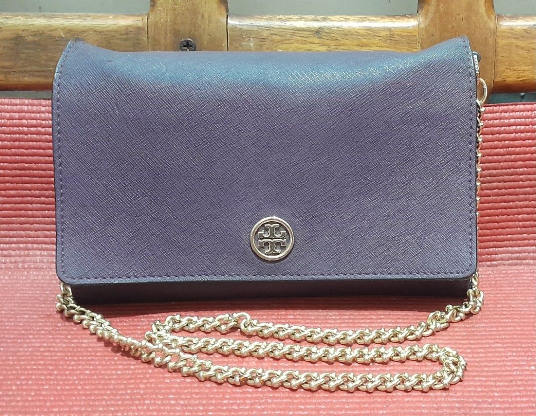 Tory Burch Sling Wallet (Category: Luxury Bags & Wallets) located in Cainta. Submitted by LTAvenue (Listing ID 1264665146, Image 1). Description: Original Tory Burch Please see pictures for flaws slightly sticky Hindi po sya pwede sa Maselan Price + SF.