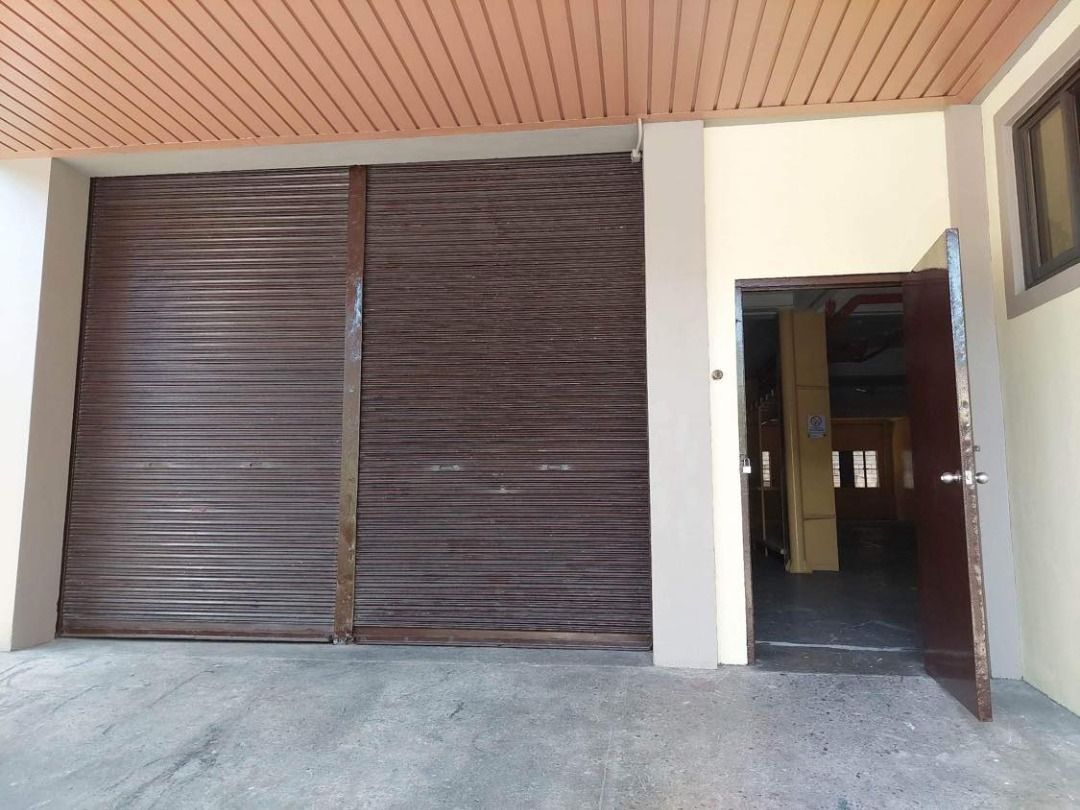 Warehouse with Air-Conditioned Office for Rent (Category: Commercial) located in Paranaque City. Submitted by jonathan.ang1 (Listing ID 1264709125, Image 2). Description: Bisa Building, Felix Baes street, Perpetual Village, Barangay San Martin de Porres, km16, ESR, SLEX 1700 Parañaque 283sm warehouse with 22sm office space inside 0907-2195526 0906-4803141.
