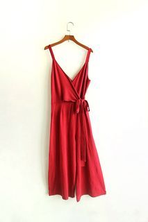 ⁎ Red top wrap style romper , perfect for Christmas ootd!