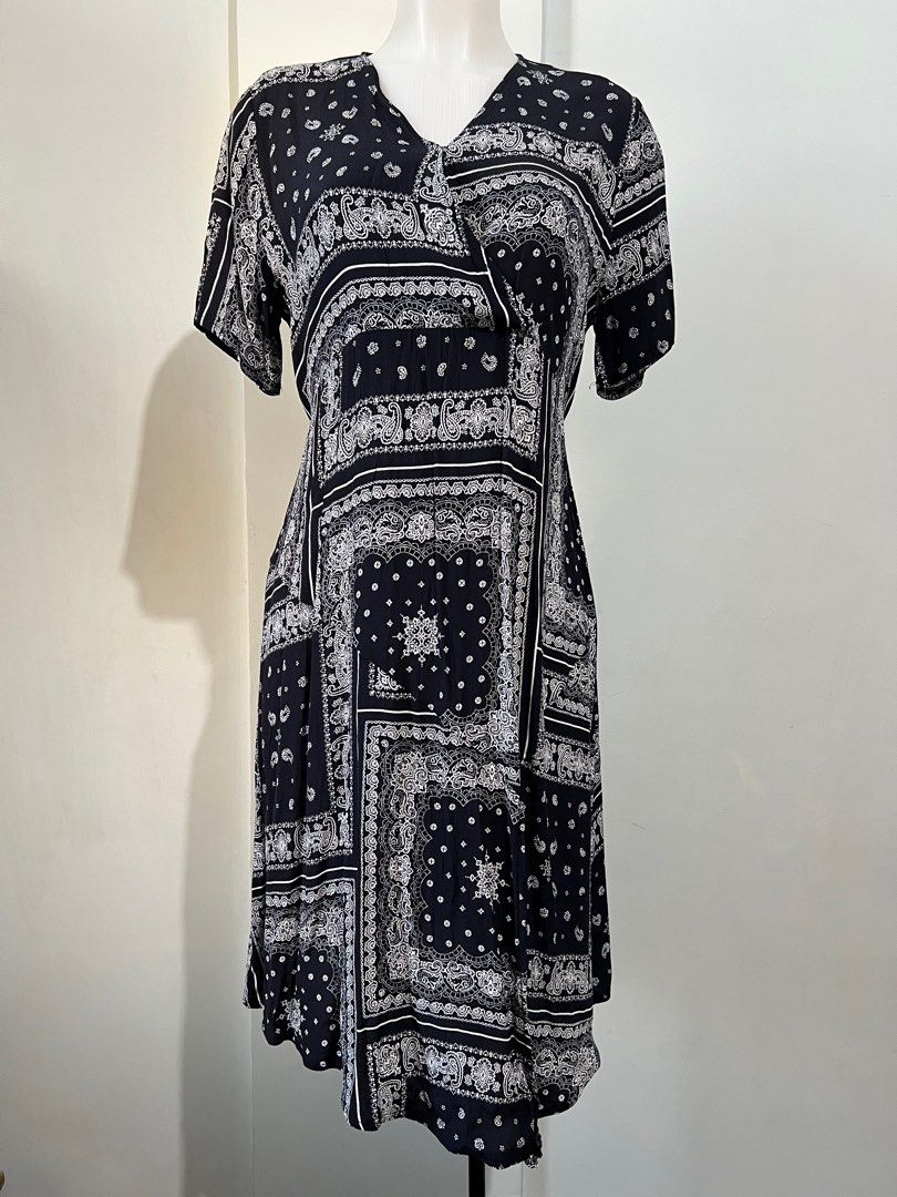 Bandana dress with slit (Category: Dresses) located in Quezon City. Submitted by purposefuldecluttering (Listing ID 1268738394, Image 2). Description: -No brand, bought in Korea -No flaws -Fits S-M frame -Discount for 2 or more items -No meet-up. Courier booking and shipping fee c/o buyer. .