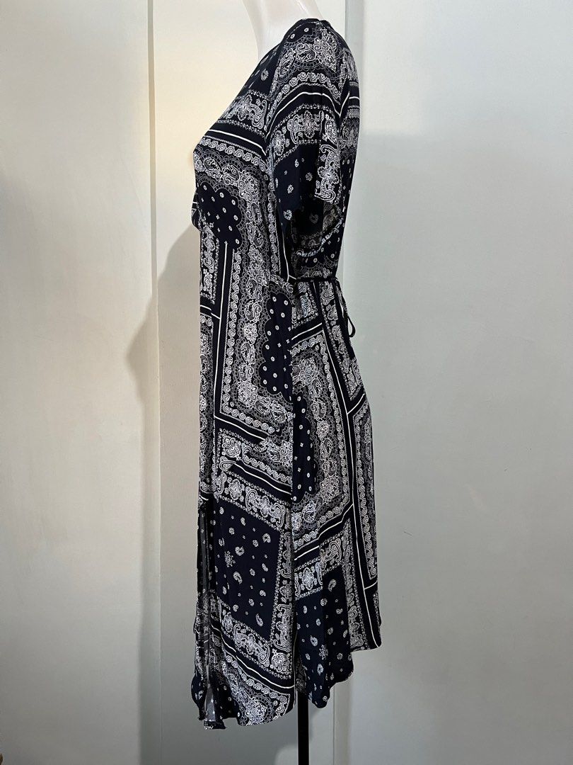 Bandana dress with slit (Category: Dresses) located in Quezon City. Submitted by purposefuldecluttering (Listing ID 1268738394, Image 3). Description: -No brand, bought in Korea -No flaws -Fits S-M frame -Discount for 2 or more items -No meet-up. Courier booking and shipping fee c/o buyer. .