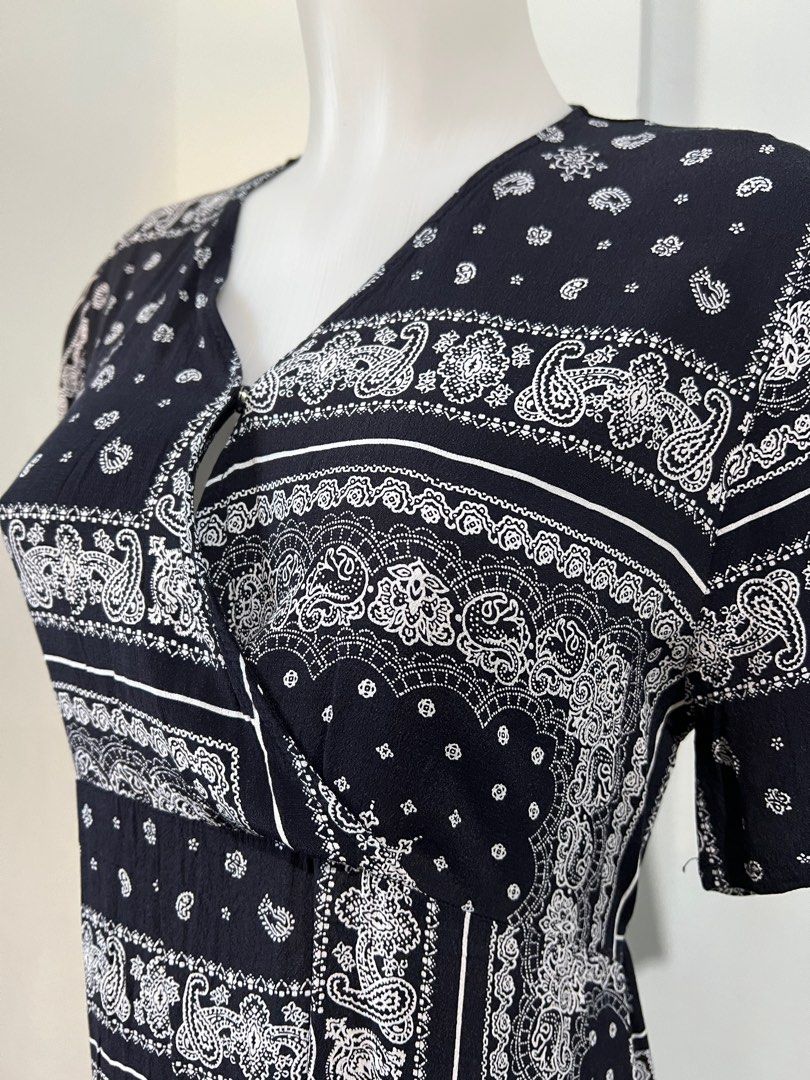 Bandana dress with slit (Category: Dresses) located in Quezon City. Submitted by purposefuldecluttering (Listing ID 1268738394, Image 1). Description: -No brand, bought in Korea -No flaws -Fits S-M frame -Discount for 2 or more items -No meet-up. Courier booking and shipping fee c/o buyer. .