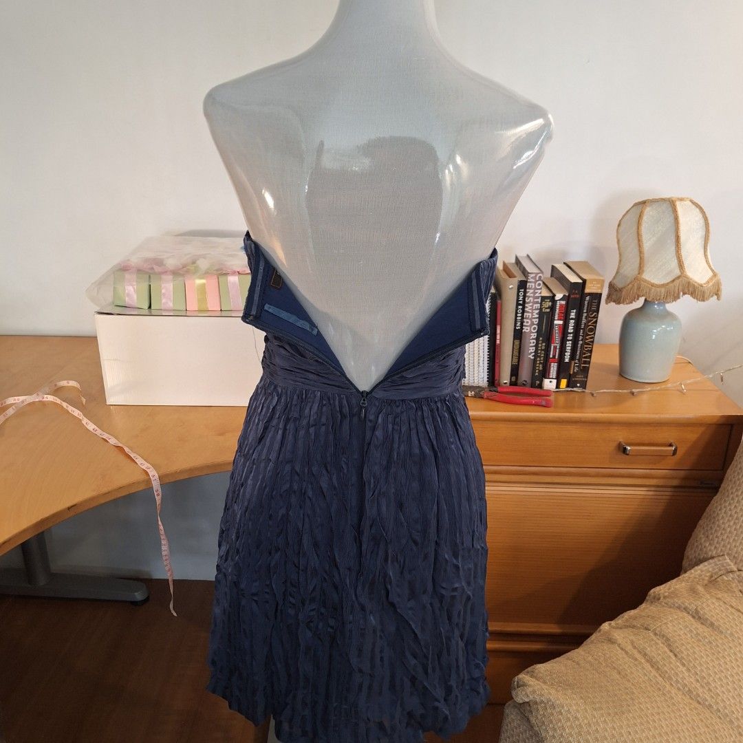 BCBG Navy Blue Cocktail Tube Dress (Category: Evening dresses & gowns) located in Angono. Submitted by kokuhatsu (Listing ID 1268731438, Image 2). Description: .