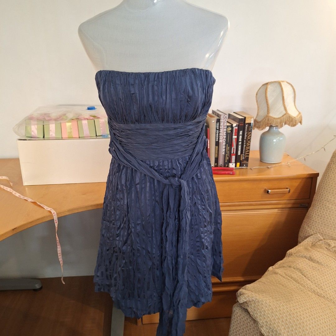 BCBG Navy Blue Cocktail Tube Dress (Category: Evening dresses & gowns) located in Angono. Submitted by kokuhatsu (Listing ID 1268731438, Image 1). Description: .