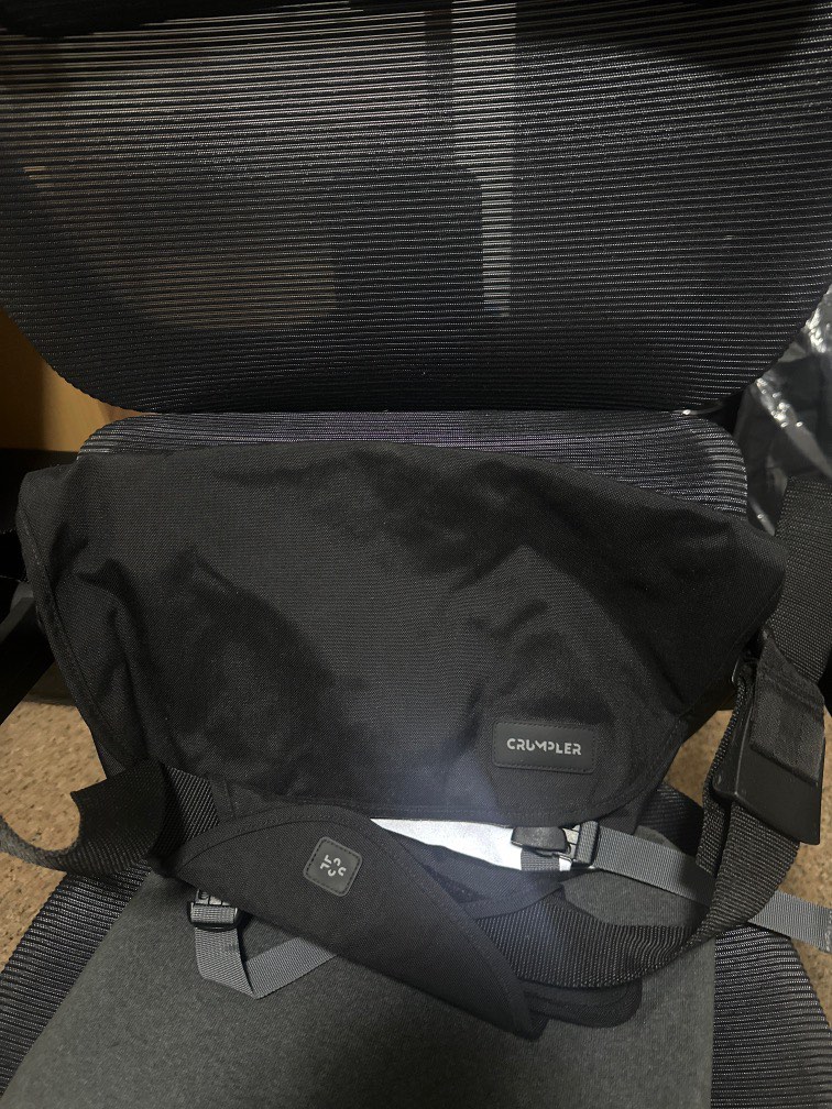 Crumpler Comfort Zone Large Messenger Bag, Men's Fashion, Bags, Sling