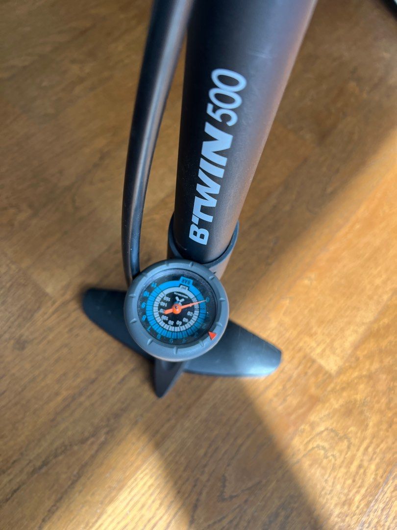 Decathlon bike pump with gauge, Sports Equipment, Bicycles & Parts