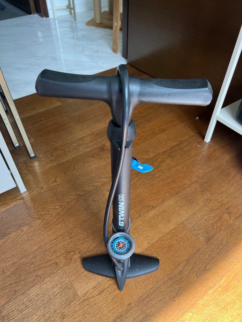 Decathlon bike pump with gauge, Sports Equipment, Bicycles & Parts