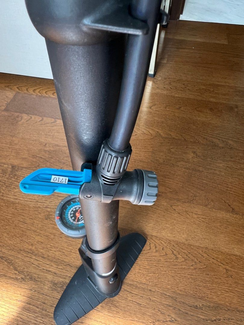 Decathlon bike pump with gauge, Sports Equipment, Bicycles & Parts