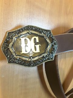 今特價DOLCE &  GABBAN咖啡色真皮皮帶。皮帶中皮帶箍大LOGO五金環扣。長10cm寬8cm。皮帶長110cm寬4cm