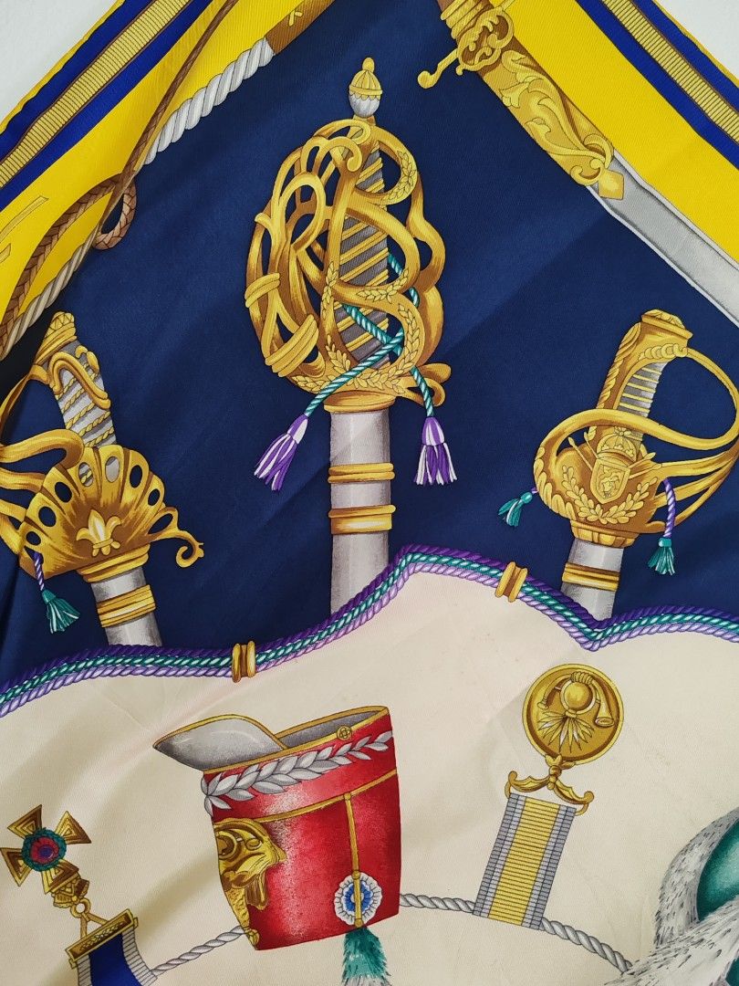 Gucci silk scarf sale top
