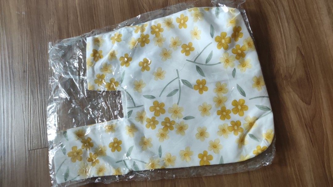 Loop Pouch (Category: Purses & Pouches) located in Singapore. Submitted by jzsells (Listing ID 1268745664, Image 1). Description: suitable for carrying CNY oranges. Kids can use it too. price includes Normal Mail.