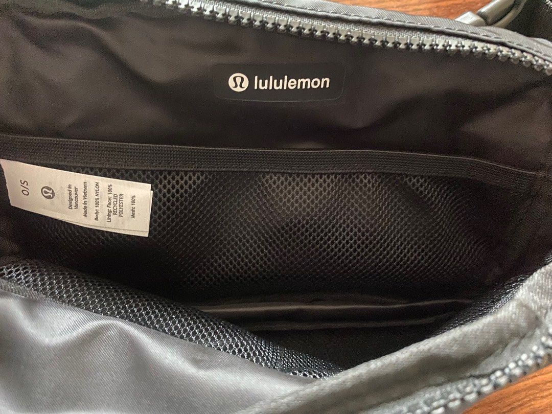 Lululemon Everywhere Belt Bag (2L Black) (Category: Cross-body Bags) located in Marikina City. Submitted by gam3.bo1 (Listing ID 1268762155, Image 2). Description: Lululemon Everywhere Belt Bag - 2L in Black Brandnew / Unused Courier - Lalamove within MM / J&T ✨ FREE SHIPPING ✨.