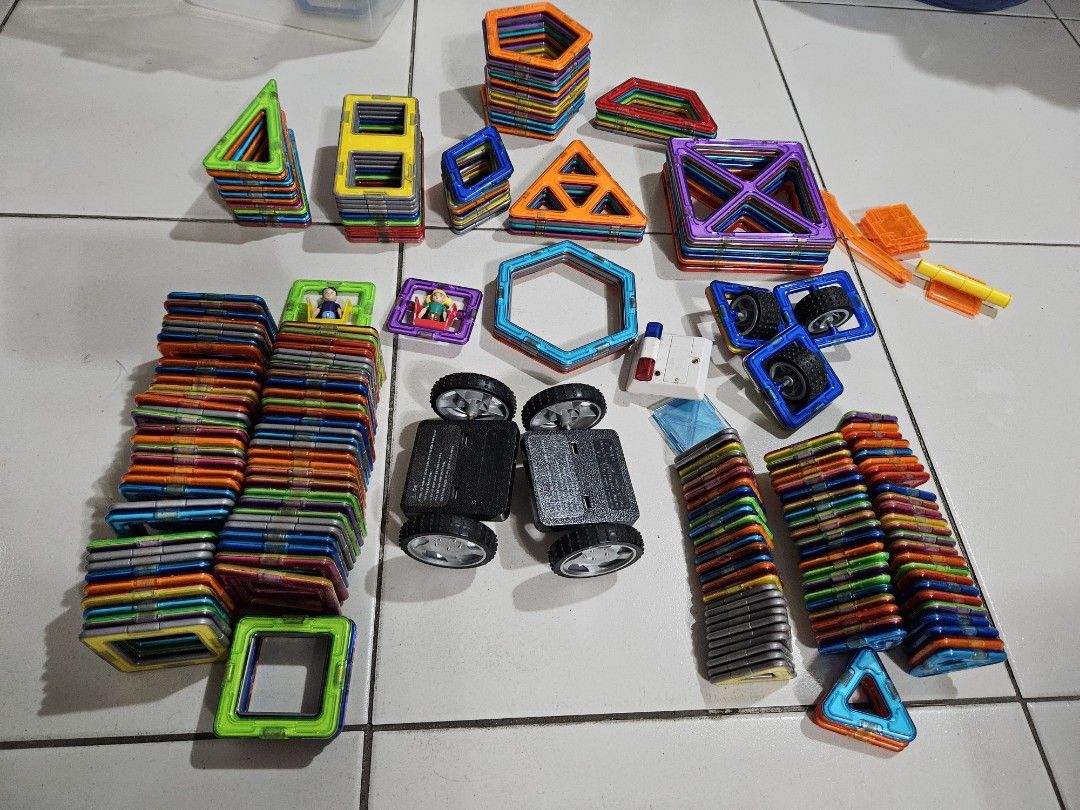 Magformers Original (Category: Educational & Learning Toys) located in Caloocan City. Submitted by happyjams (Listing ID 1268846689, Image 2). Description: Magformers original Assorted sets with user manuals. More than 250 pieces..