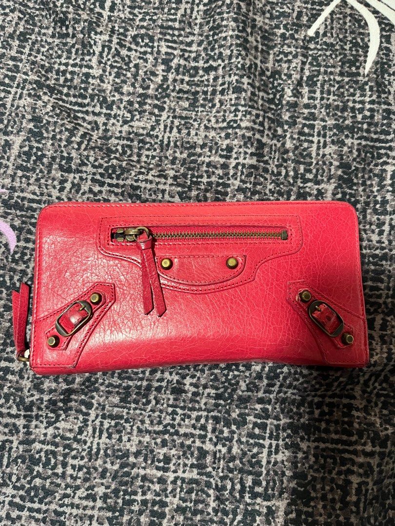 Pre-loved Balenciaga Wallet (Category: Wallets & Card holders) located in Bulacan. Submitted by shoptodmax (Listing ID 1268705797, Image 2). Description: Preloved Balenciaga Wallet With box and care cards..