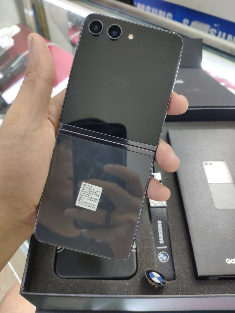 Samsung Z flip 5 BMW edition 512gb SEIN, Telepon Seluler & Tablet ...