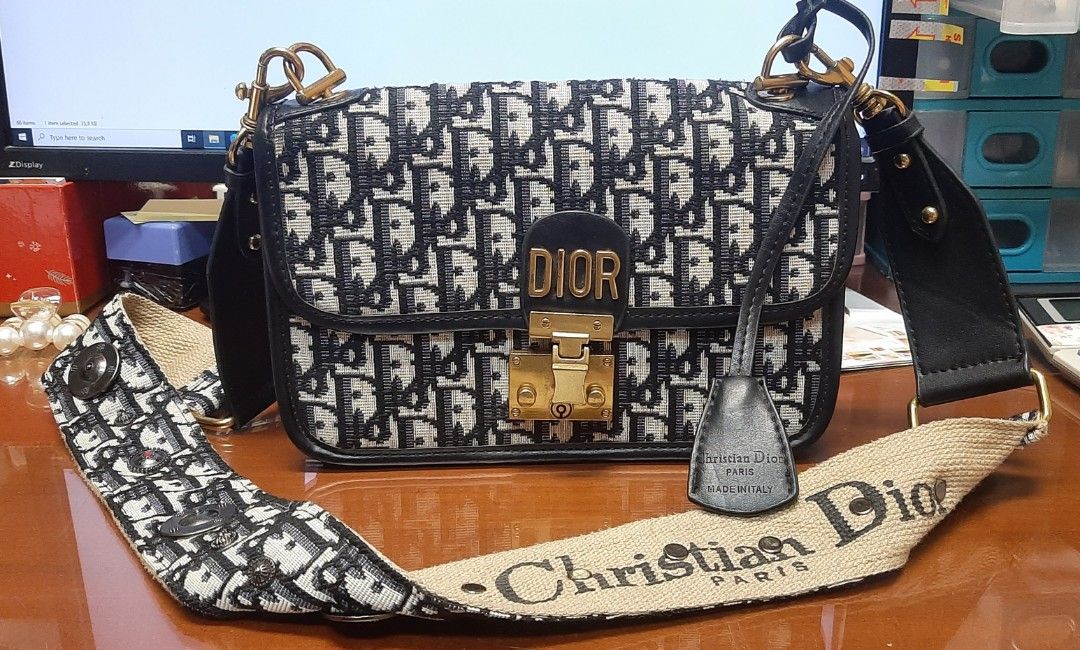 Tas Dior, Fesyen Wanita, Tas Dompet di Carousell