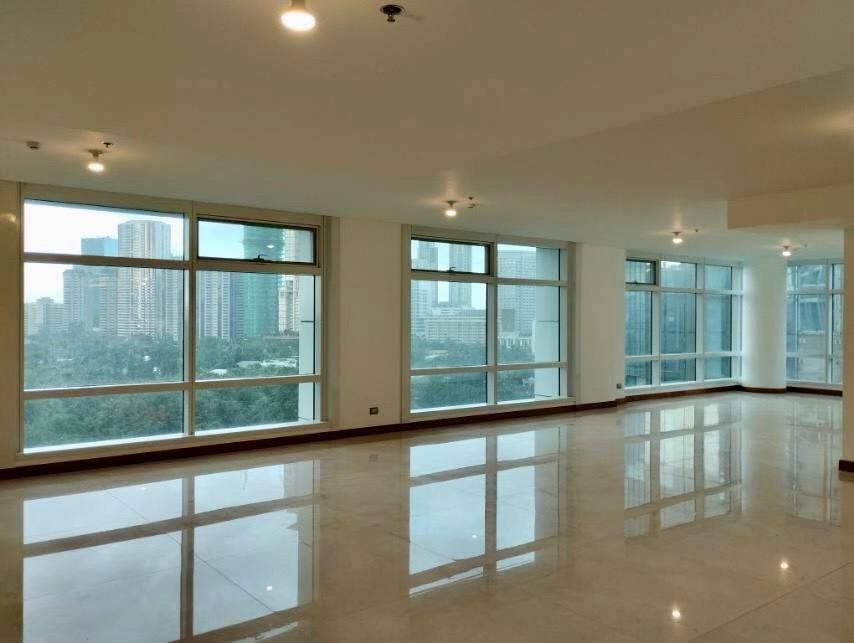 🔆Two Roxas Triangle | Low floor “A” unit For Sale (Category: Apartments & Condos) located in Makati City. Submitted by renzproperties (Listing ID 1268830816, Image 1). Description: 🔆Two Roxas Triangle | Low floor “A” unit For Sale For Sale - 150M Gross 3 BR + maid’s room w T&B 3 TB + powder room 331 sqm Inclusions: turnover condition Parking: 3 Features: - Low floor “A” unit *FOR CLIENTS ONLY* DM for inquiries | Enlist your property ⬇️More prop