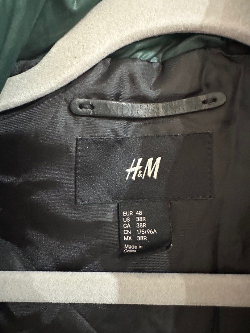 Winter jacket (Category: Coats, Jackets and Outerwear) located in Singapore. Submitted by sha76 (Listing ID 1268737539, Image 2). Description: .