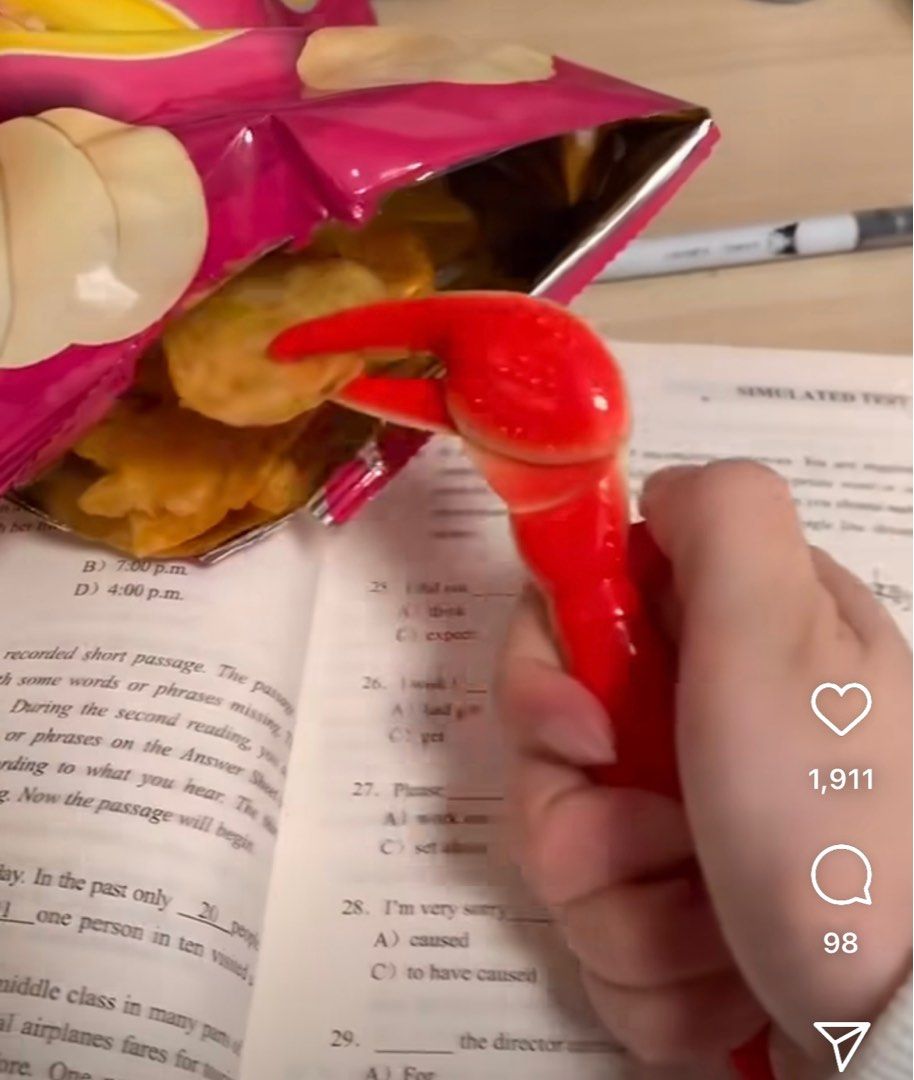 [現貨] 懶人螃蟹筆🦀食薯片神器🤣聖誕禮物 交換禮物 搞笑惡搞 聖誕聯歡會 50蚊以內 （分類：文具）位於 Hong Kong。 由 sellandbuy333 提交（商品編號 1270531228，圖片 2）。簡介： 懶人螃蟹筆🦀食薯片神器🤣 👉🏻可以一路食薯片一路做野啦～ 👉🏻唔使整污糟自己隻手🤣🤣 🧾黑色0.7mm原子筆 👉🏻$35 一支 👀以上為訂購產品，大約七天到貨 可查詢有冇現貨 —————————————————— PayMe/Alipay/FPS 順豐到付/郵寄。