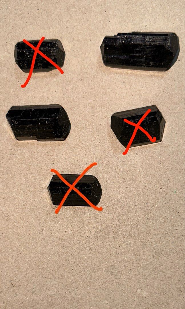Double terminated black outlet tourmaline