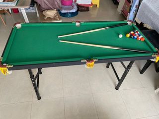 Foldable pool table