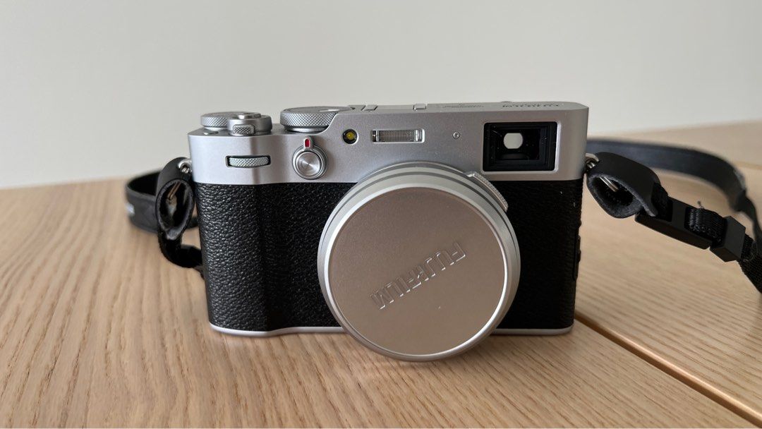 Fujifilm X100V Pack (2 batteries, 2 memory cards, battery socket