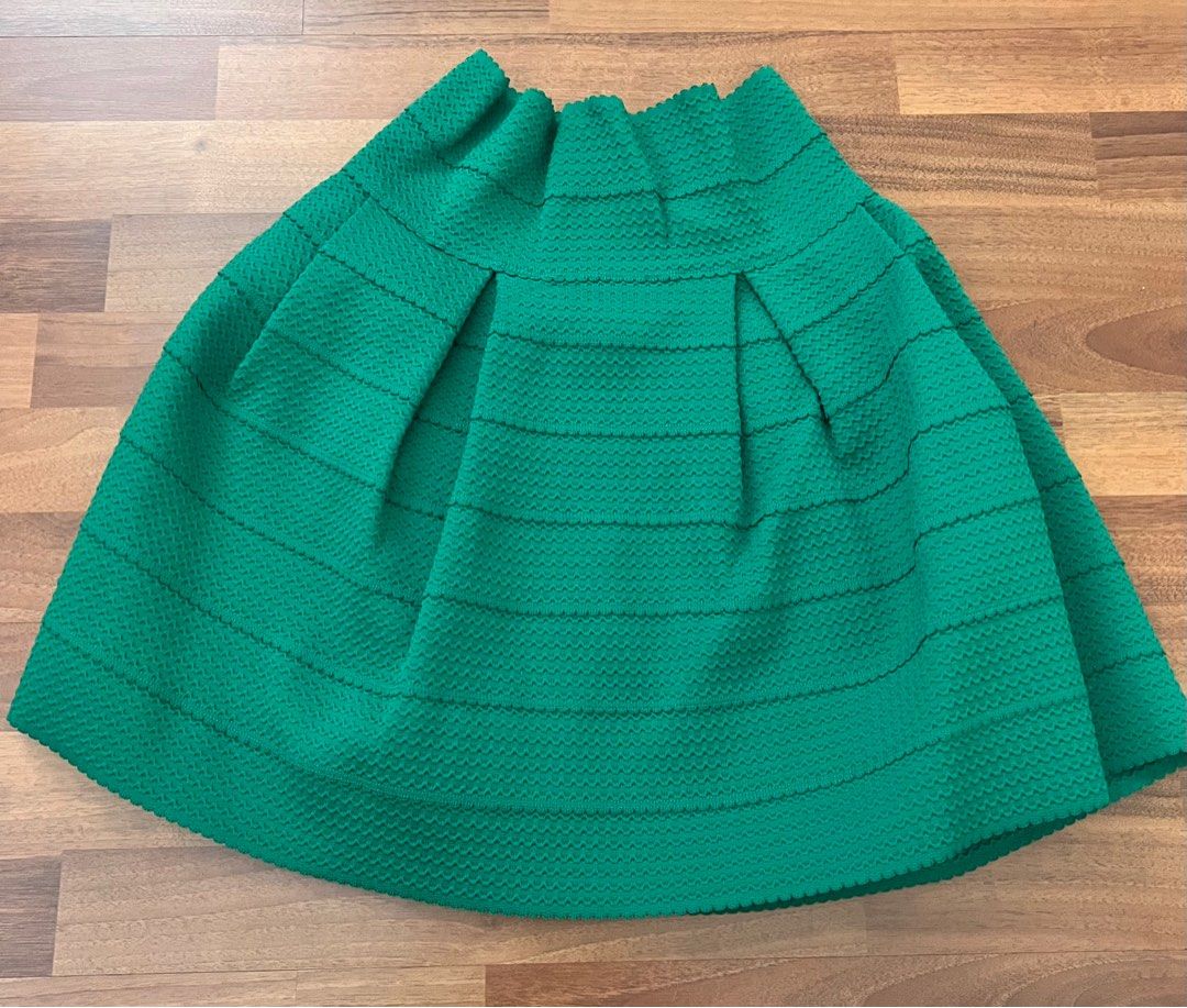 H&m emerald sale green pleated skirt