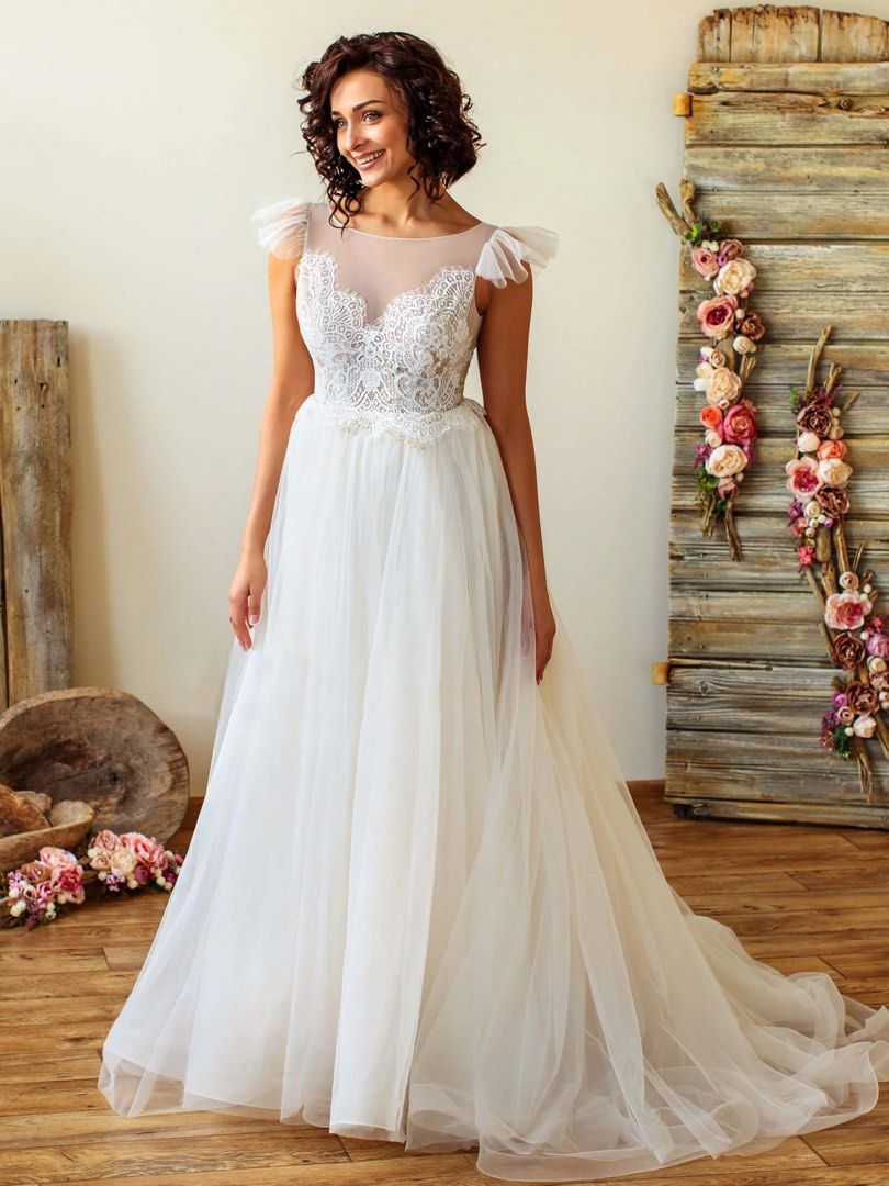 Scalloped Lace and Tulle Wedding Dress