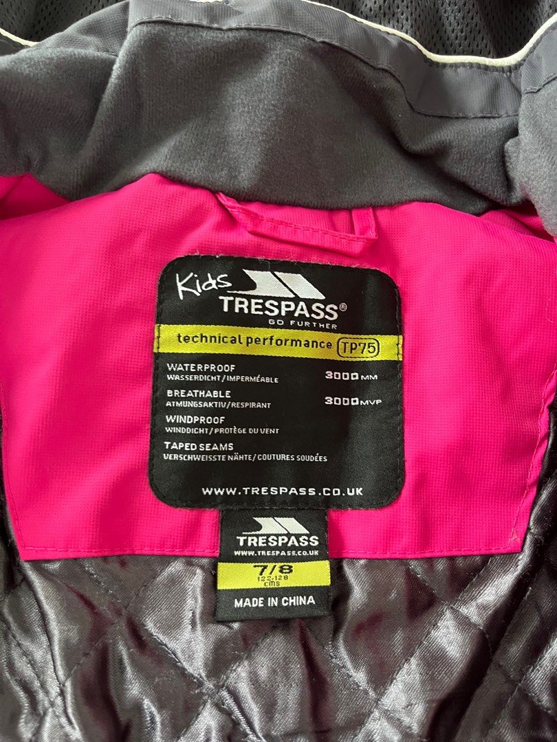Jacket (Category: Coats, Jackets and Outerwear) located in Singapore. Submitted by icolor (Listing ID 1270460664, Image 3). Description: .