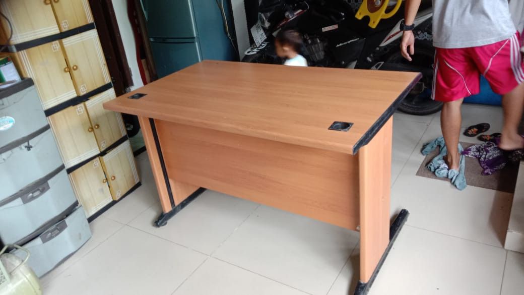 Meja kerja kantor moderen, Perabotan Rumah di Carousell