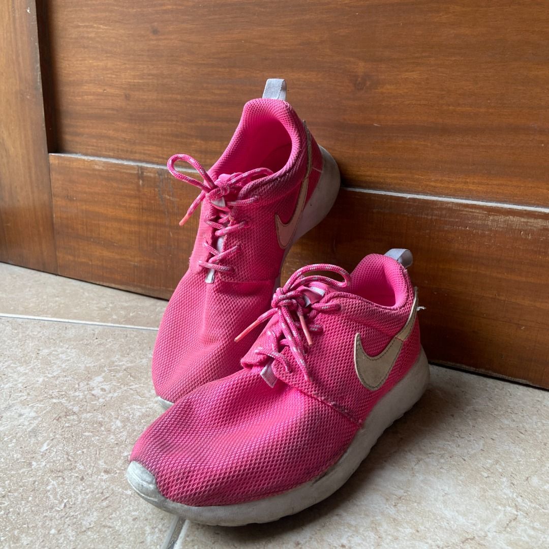 Kids clearance pink nikes