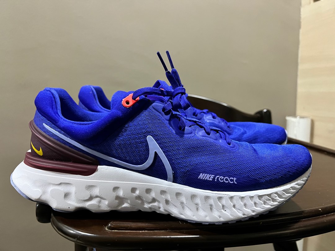 White and clearance blue nike react