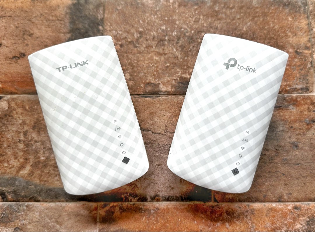 Pair of TPLink RE200 AC750 WiFi Range Extenders, Computers & Tech