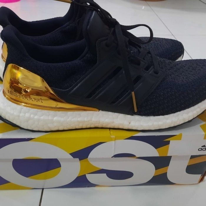 Adidas ultra online boost gold zara