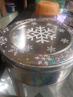 Snowflakes round tin can