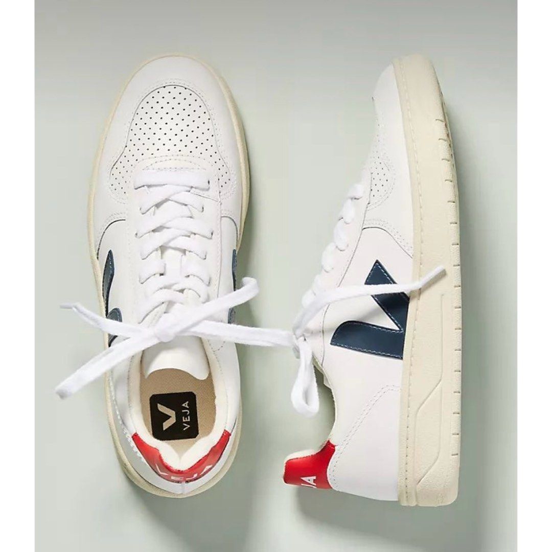 White sneakers v outlet