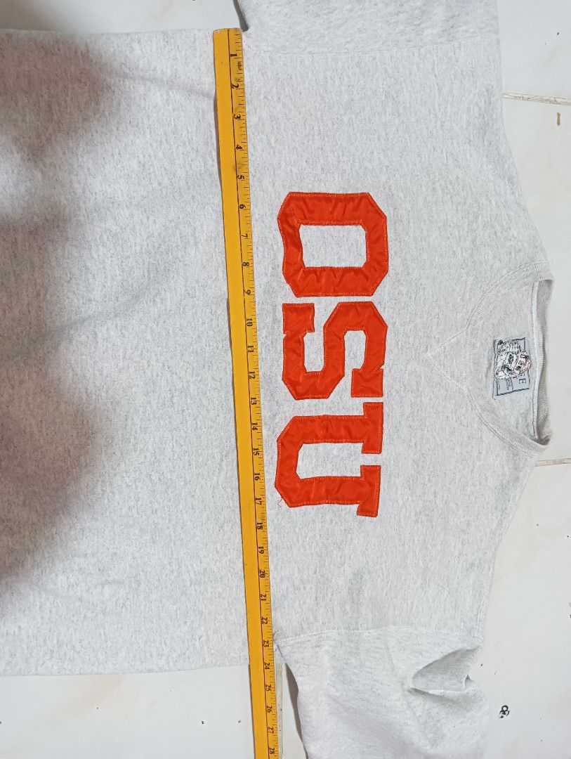 VINTAGE COLLEGE SWEATSHIRT (Category: Coats, Jackets and Outerwear) located in Santa Cruz. Submitted by shoeg (Listing ID 1270576508, Image 2). Description: xl.