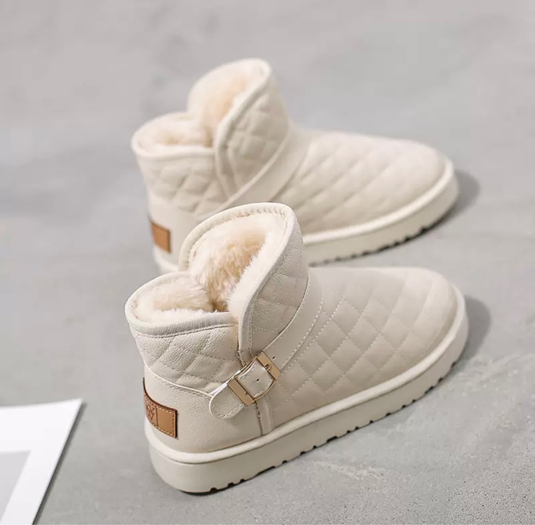 White fur clearance boots uggs