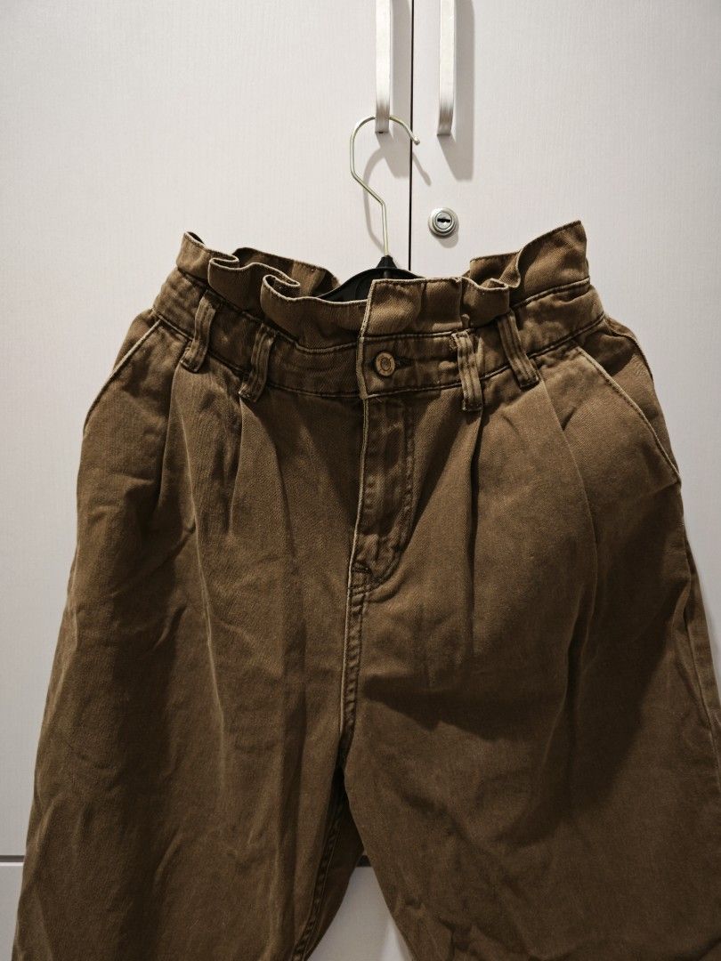 Zara Brown Paperbag jeans (Category: Jeans) located in Manila. Submitted by trymystuff (Listing ID 1270584877, Image 3). Description: Zara Brown Paperbag Jeans EU32 fits XS Zara sizing Used once only super nice in actual, just wrinkled due to storage.