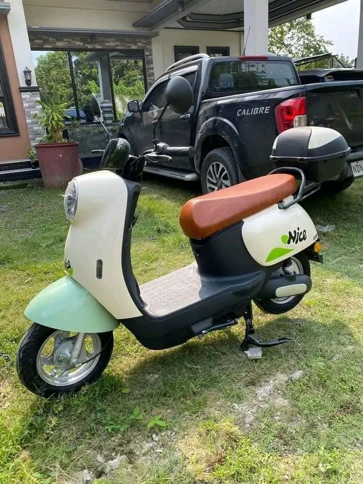 2 wheels electric scooter (Category: Bicycles) located in Manila. Submitted by saguittarian06 (Listing ID 1270813715, Image 3). Description: CLASSIC 2WHEELS ELECTRIC SCOOTER ✔️FREE TOP BOX ✔️FREE SIDE MIRROR SPECIFICATIONS: 👇👇👇 ✅48v20ah battery (Pwede 60V20ah) ✅ 1000 Watts motor ✅Tubeless Tire 10x3.0 ✅Hydraulic disc brake front ✅Drum brake rear ✅1-4 speed selector ✅With brake light ✅Signal light front and rear ✅Shock avia front and rear ✅Digit