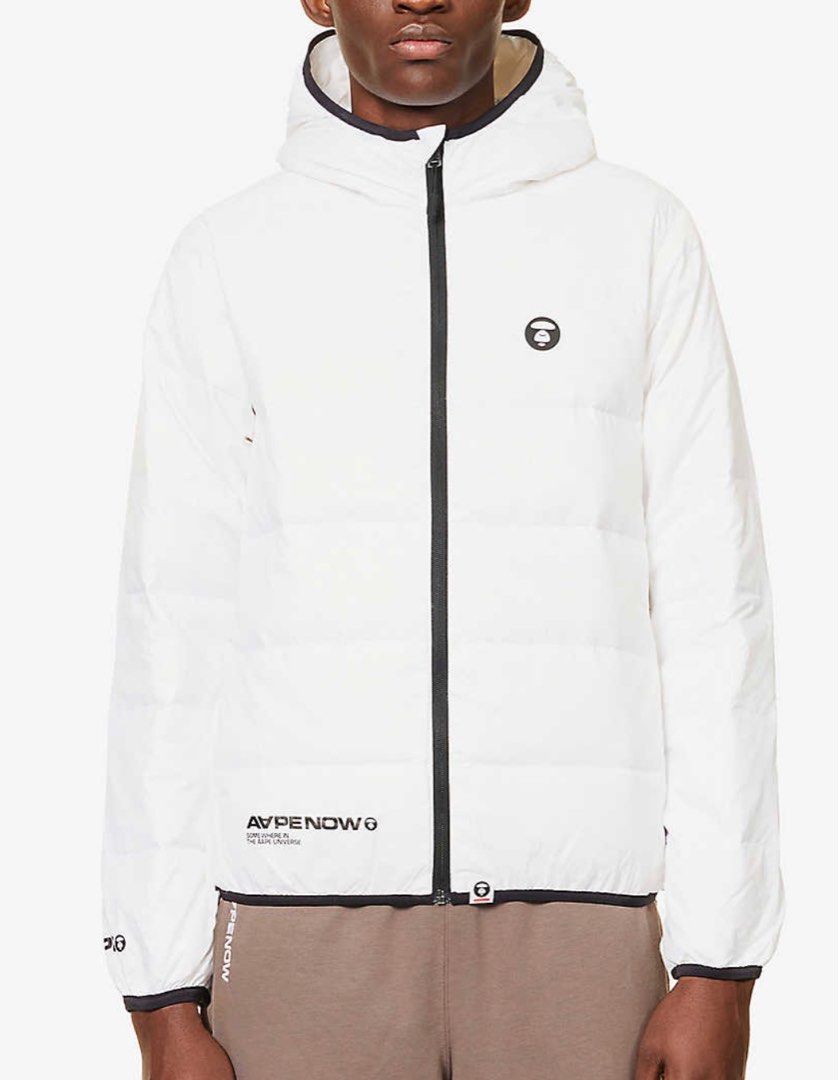 AAPE shell-down jacket （分類：外套及戶外衣服）位於 Hong Kong。 由 tintintoto 提交（商品編號 1270193710，圖片 3）。簡介： •Size medium: length 26in / 66cm, chest 42in / 107cm •Exposed zip fastening at front •Lightweight, non-stretch •Hand wash cold •100% nylon; filling 85% down, 15% feathers Regular fit, funnel neck, hood, long sleeves, branded patch at chest, two slip pockets at sides, branding at hem, all-over branding, lightly padded, fully lined, elasticated trims 。