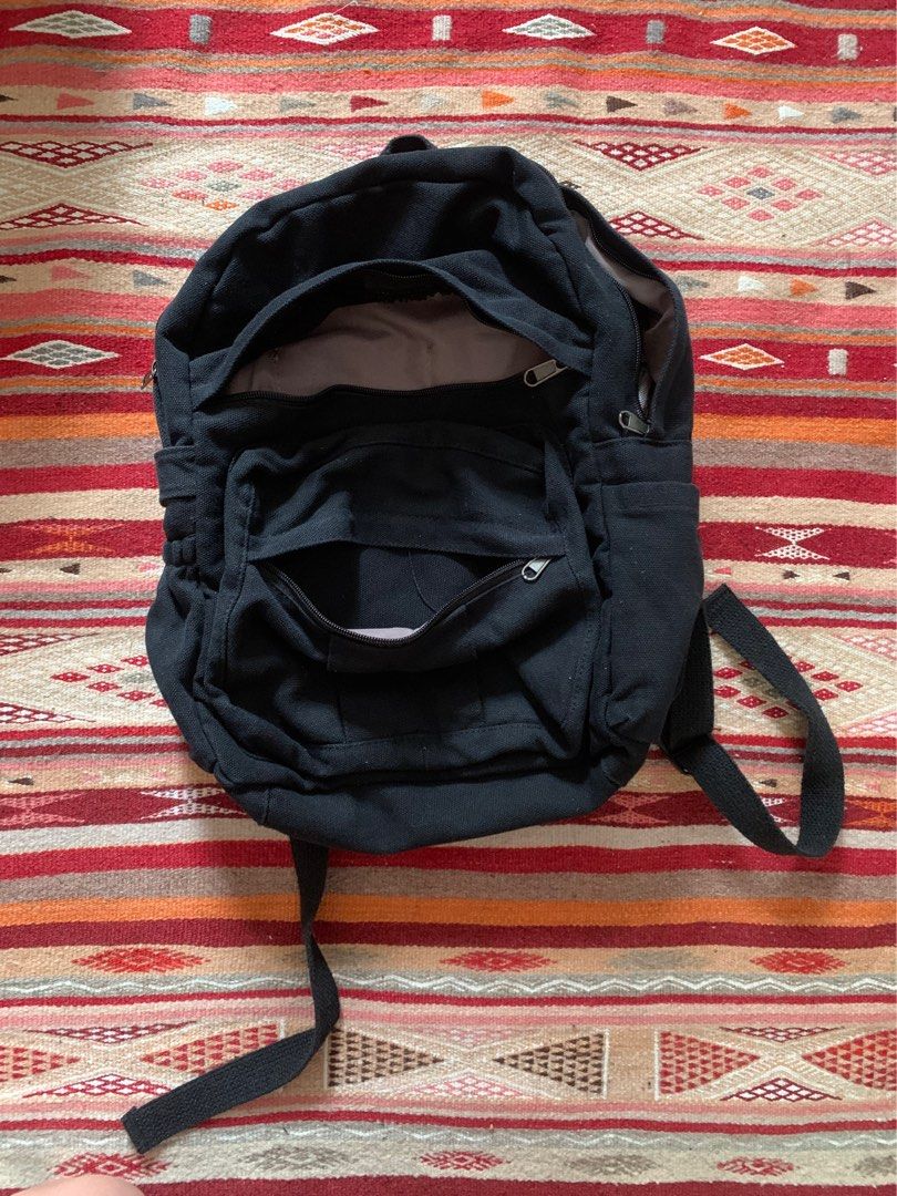 Backpack （分類：背囊）位於 Hong Kong。 由 heatblasttt 提交（商品編號 1270687974，圖片 4）。簡介： Too small for me Brand new condition DM for more information and pictures 。