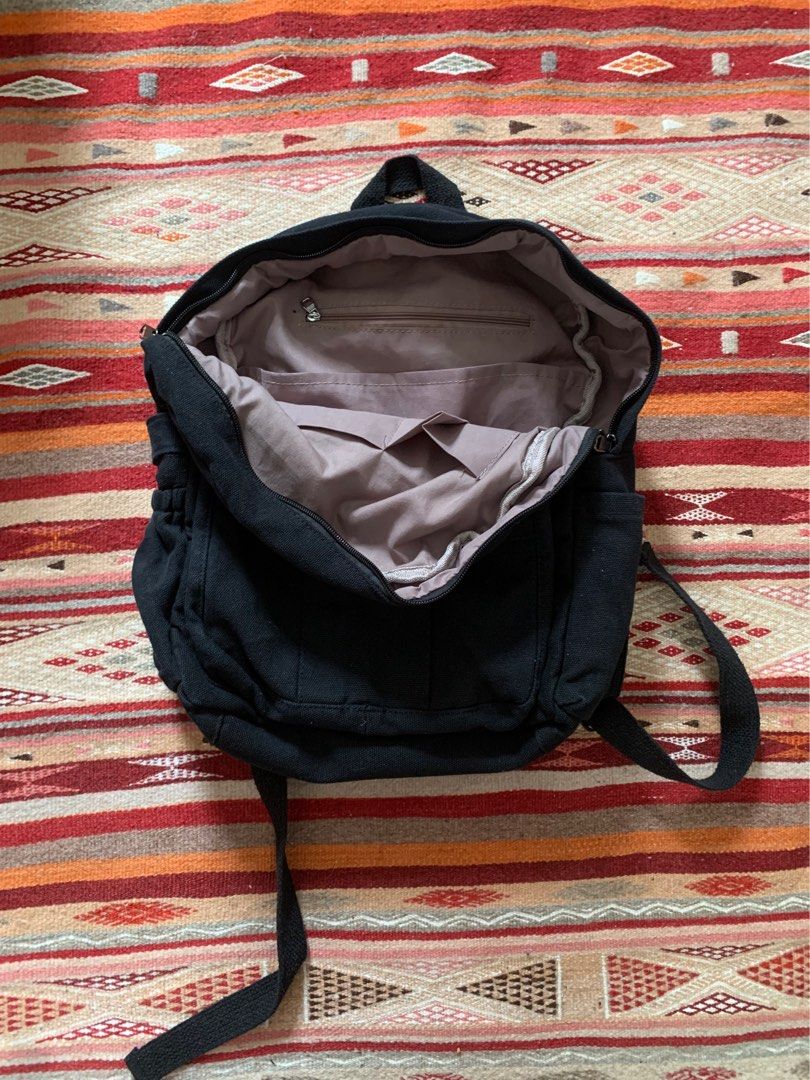 Backpack （分類：背囊）位於 Hong Kong。 由 heatblasttt 提交（商品編號 1270687974，圖片 3）。簡介： Too small for me Brand new condition DM for more information and pictures 。