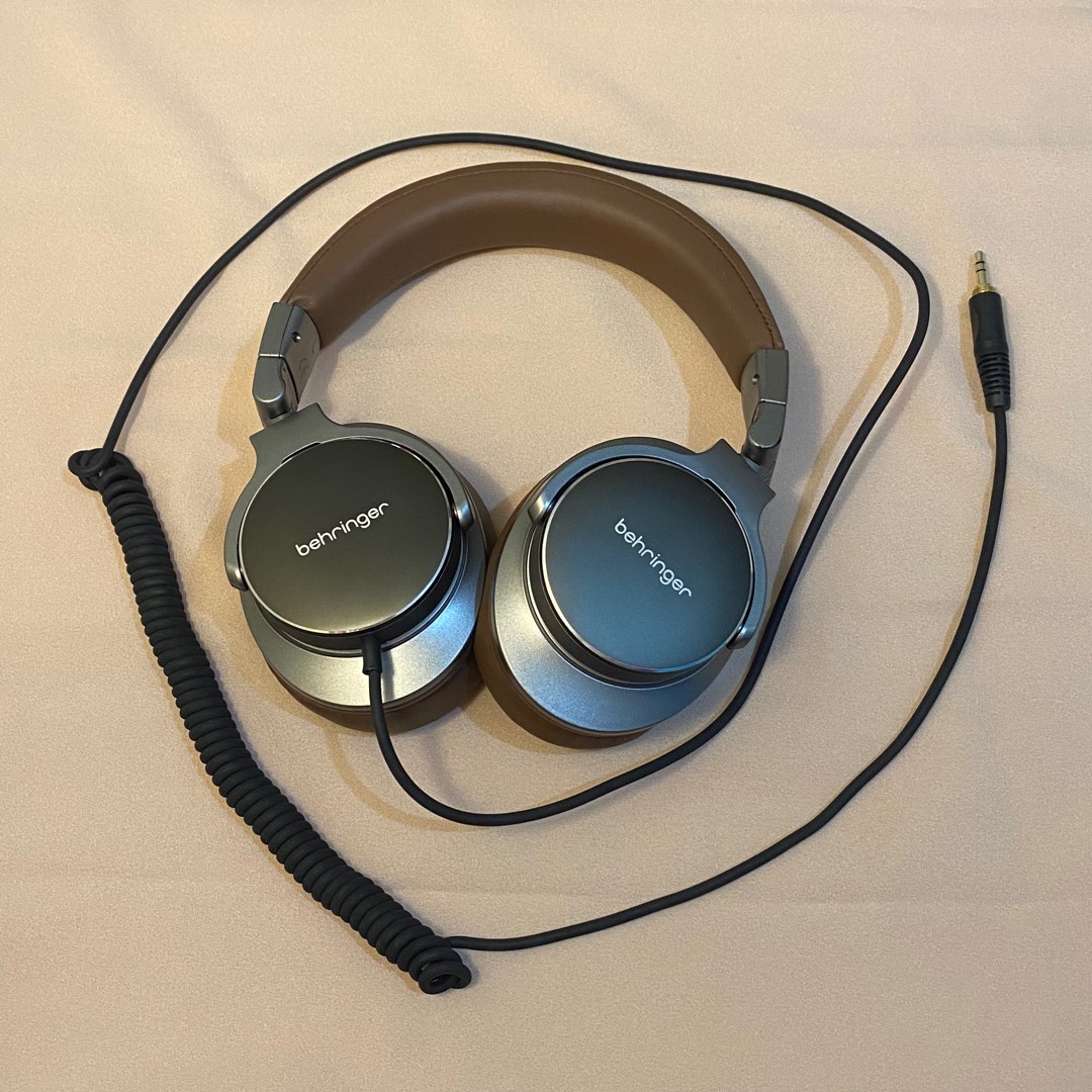 Behringer bh 470 deals compact studio monitoring headphones