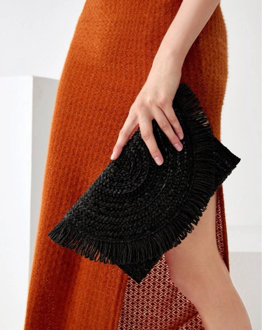 Red outlet straw clutch